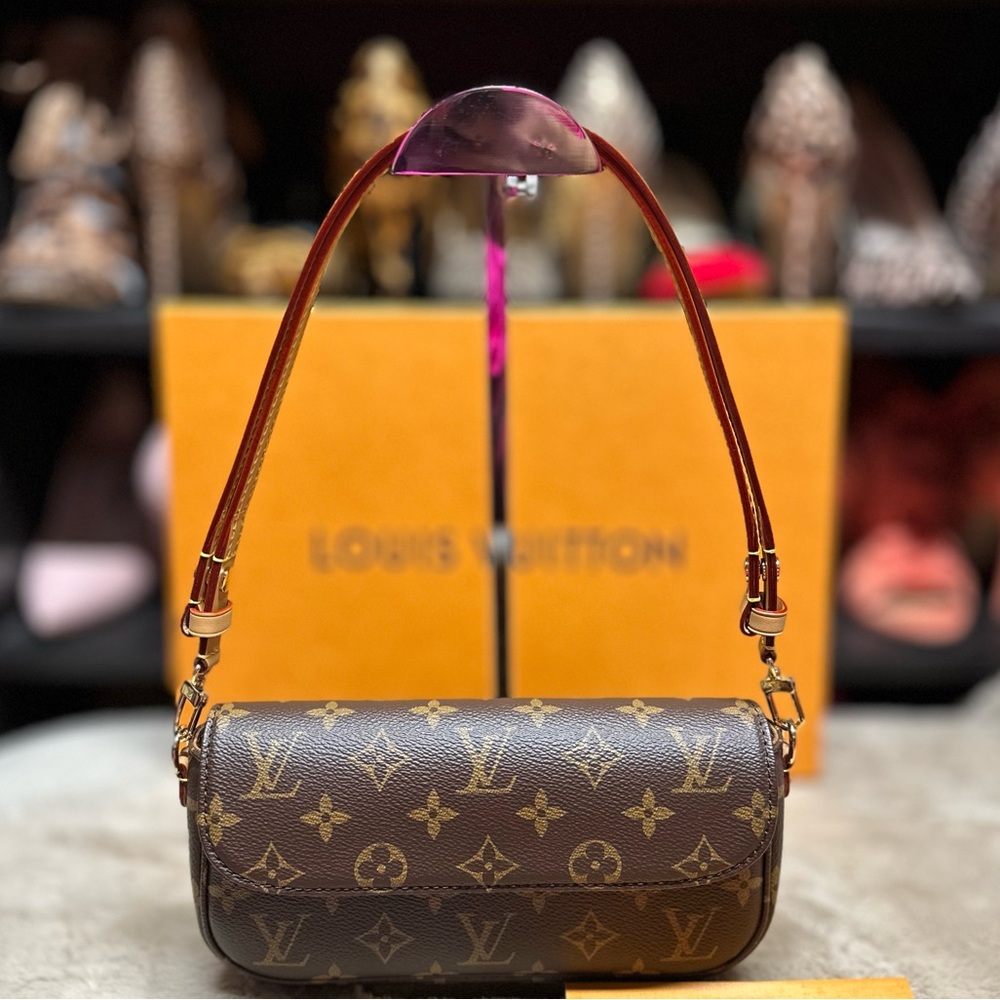 Louis Vuitton Ivy Wallet on Chain Monogram